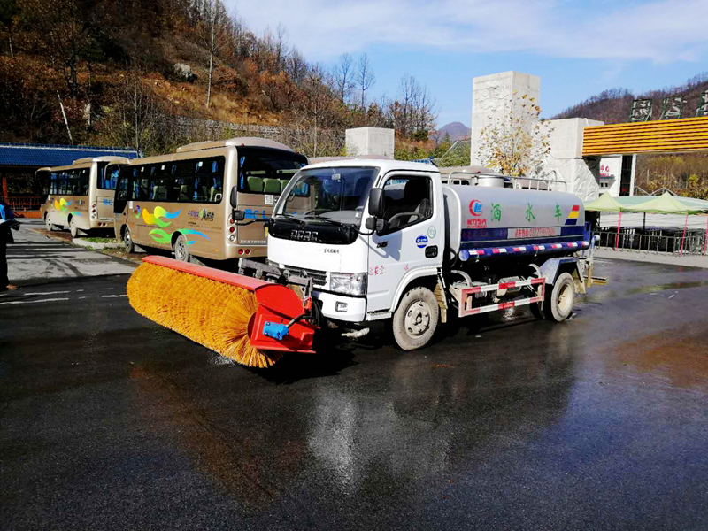 河南洛陽(yáng)龍峪灣風(fēng)景區(qū)多功能灑水掃雪車案例