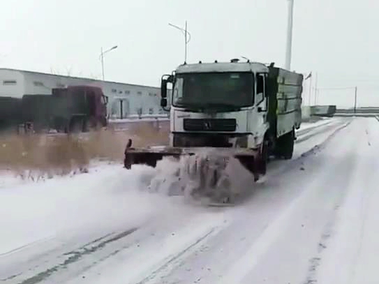 吸塵車帶掃雪滾刷除雪演示視頻