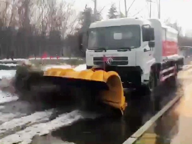 抑塵車帶重型推雪鏟推雪效果