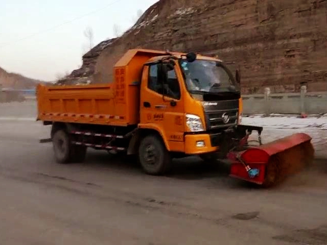 自卸車帶除雪滾刷清掃視頻